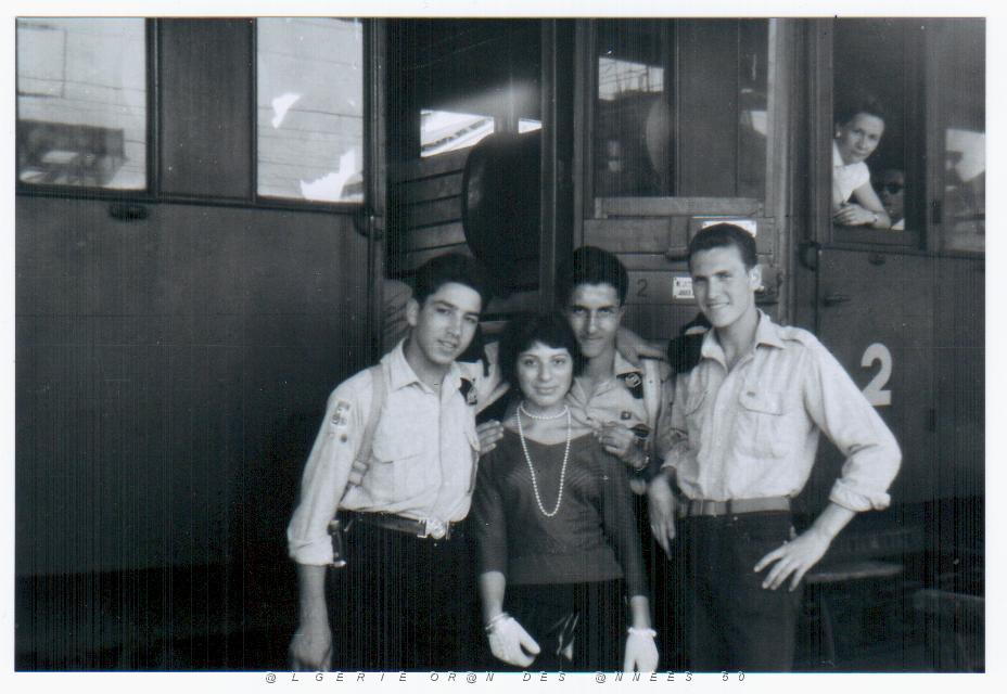 EIF D ORANIE 65 jacquie a gauche darmon au milieu oran III scout.jpg